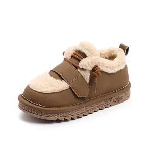 Warme Kinder-Winterstiefel mit Plüschfutter im braunen Maillard-Farbschema.