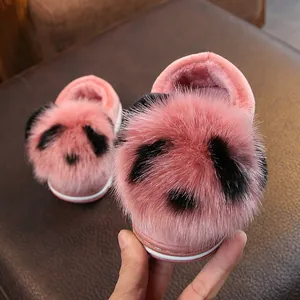 Detailaufnahme von rosa Kunstpelz-Hausschuhen für Kleinkinder mit süßem Panda-Motiv