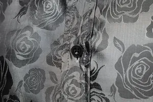 Detailansicht des silbergrauen Jacquard-Stoffes mit Rosenmuster und Knopf an einem Herrenhemd