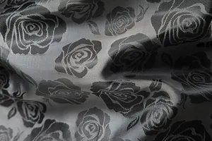 Detailansicht des grauen Hemdenstoffs für Herren mit schwarzem Rosenmuster.