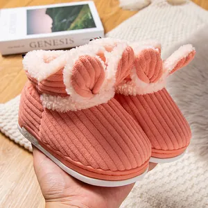 Gemütliche rosa Kleinkind-Hausschuhe mit Hasenohren und weichem Plüschfutter für den Winter.