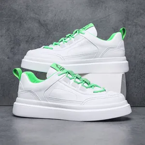 Trendy witte chunky sneakers voor heren met groene accenten en stevige platformzolen.