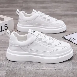 Minimalistische witte platform sneakers voor heren met dikke zolen voor extra lengte