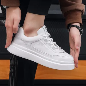 Trendy witte herensneakers met dikke zool voor lengteverhoging
