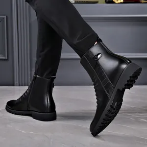 Stijlvolle zwarte herenleren veterboots met rits opzij en krokodillenprint textuur.