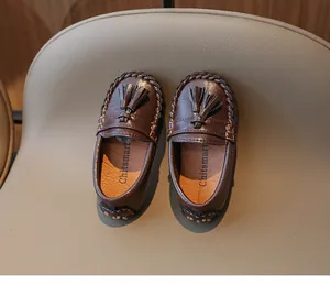 Vue détaillée des mocassins pour enfants marron foncé avec glands et surpiqûres chic