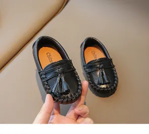 Vue rapprochée de mocassins à glands noirs pour enfants en cuir souple de style anglais