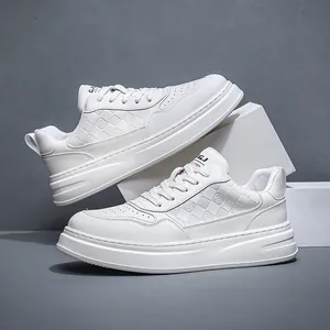 Sneakers platform da uomo bianche con dettaglio a scacchi e suole spesse.