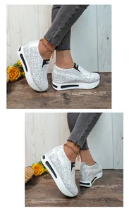 Vista dettagliata della trama delle sneaker bianche con stampa serpente e zeppa