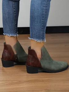 Stijlvolle puntige enkellaarsjes met blokhak en unieke patchwork ontwerpsdetails.