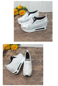 Vista dettagliata delle sneakers con zeppa da donna con stampa pitonata e suola alta