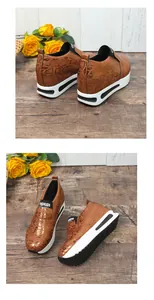 Dettaglio delle sneakers platform marroni con trama a serpente e suola spessa.