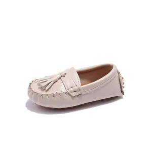 Mocassins classiques en cuir beige pour tout-petits avec glands et semelle antidérapante