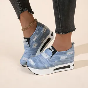Sneaker platform in denim consumato con zeppa interna per donna
