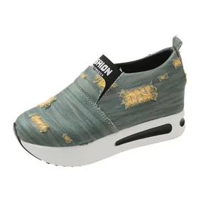 Sneakers platform in denim invecchiato da donna con zeppa interna invisibile