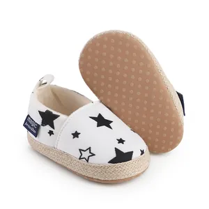 Detalle de zapatos de bebé de lona con estrellas y suela antideslizante de goma