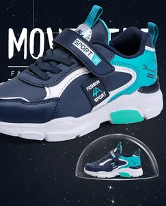 Gros plan sur les chaussures de sport d'hiver chaudes pour garçons en bleu et turquoise.