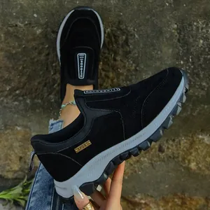 Detalle lateral de zapatillas de senderismo negras para hombre con suela resistente