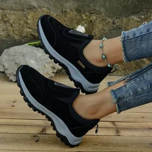 Detalle de zapatillas negras para exterior con suela gris y detalle de tobillera