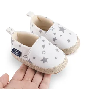 Zapatos de suela blanda para bebés con estampado de estrellas grises en lona blanca