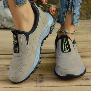 Zapatos de senderismo kaki en una plataforma de madera con un estilo casual chic.