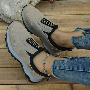 Primer plano de zapatos deportivos casuales beige con suelas de goma antideslizantes