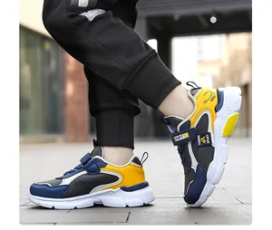 Gros plan sur des baskets d'extérieur pour garçons en color-block portées en automne.