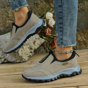 Vista detallada de las zapatillas de senderismo caqui para hombre con suela antideslizante