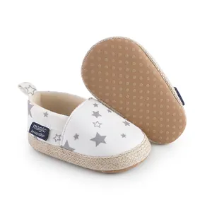 Zapatos para bebé blanco con estrellas grises y suela antideslizante detalle