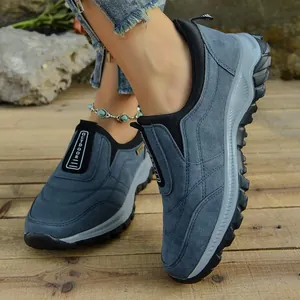 Detalle de zapatos de senderismo de gamuza azul con suelas de goma antideslizantes