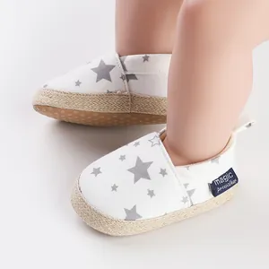 Detalle de zapatos de gateo para bebé blancos con un elegante diseño de estrellas