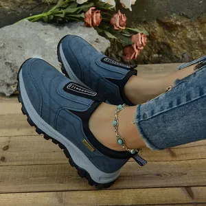 Vista detallada de zapatos de senderismo azules para hombre con diseño sin cordones
