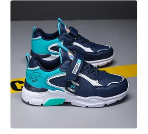 Vue latérale de baskets de sport pour garçons bleu marine et sarcelle à scratch