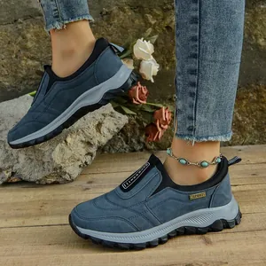 Primer plano de zapatillas de senderismo en ante azul con un diseño cómodo sin cordones