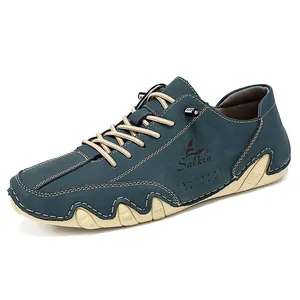 Vue détaillée de la chaussure décontractée en nubuck bleu avec semelle en caoutchouc