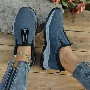 Primer plano de zapatos de exterior de ante azul con suelas resistentes y antideslizantes.