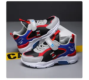 Vue détaillée de baskets de sport chaudes pour enfants avec velcro et couleurs vives