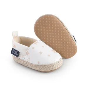 Zapatos de aprendizaje blancos para bebés con patrón de estrellas y suela antideslizante