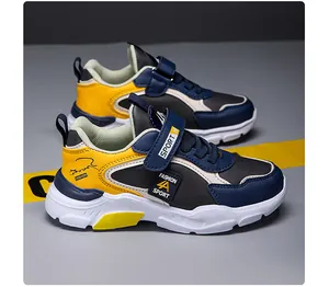 Vue latérale détaillée des baskets de sport d'hiver bleu et jaune pour garçons.