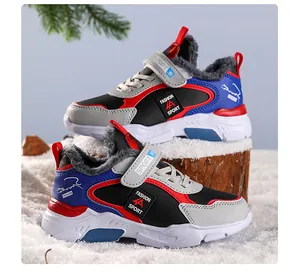 Vue détaillée de baskets d'hiver chaudes pour enfants doublées de polaire sur la neige