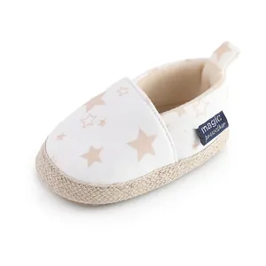Primer plano de zapatos de bebé con estrellas beige y el borde de suela trenzada