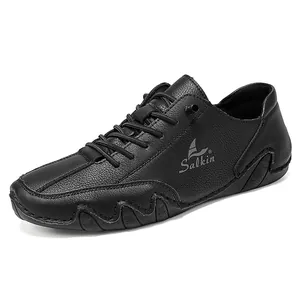 Détail de chaussures décontractées en cuir noir pour hommes avec semelle en caoutchouc