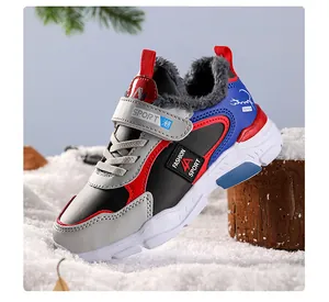 Vue détaillée de la botte de neige pour enfants avec doublure en fourrure grise