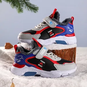 Bottes de neige garçon doublées de polaire chaude avec design sportif.