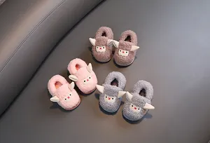 Vista detallada de pantuflas de felpa para bebé en rosa, gris y morado con ovejitas