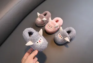 Lindas pantuflas de felpa para bebés con motivo de oveja y cálido forro de vellón.