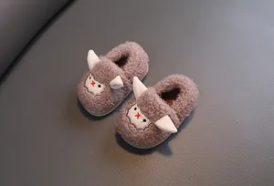 Zapatillas de forro polar Sherpa moradas para niños con linda cara de oveja.
