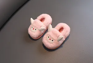 Vista detallada de lindas pantuflas de felpa rosa para niños pequeños con suela suave