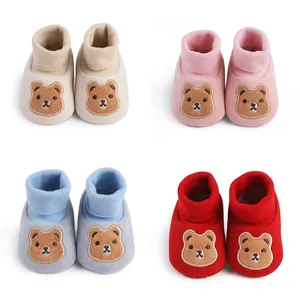 Baby Lauflernschuhe Winter Warm Baumwollschuhe 0-1 Jahr Säugling Weiche Sohle Rutschfeste Stiefel Bärenstickerei Weihnachtsgeschenk