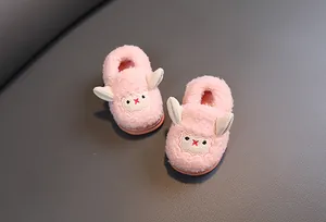 Vista detallada de zapatillas rosas suaves para bebé con un lindo diseño de alpaca.